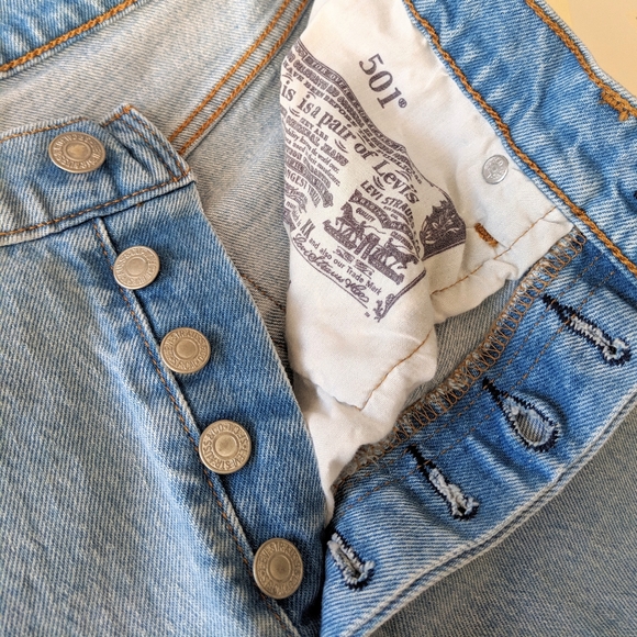 Levi's 501 Light Wash Crop Jeans Logo Tape - Picture 6 of 7